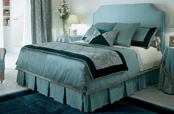 Όμορφα καρυκευμένο κρεβάτι με δύο κουβέρτες