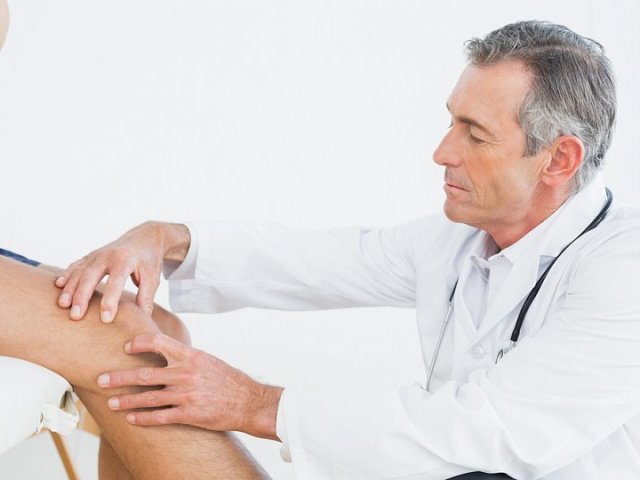 Which doctor treats the joints of the shoulder, spine, knees? Which doctor to contact if the joints hurt?