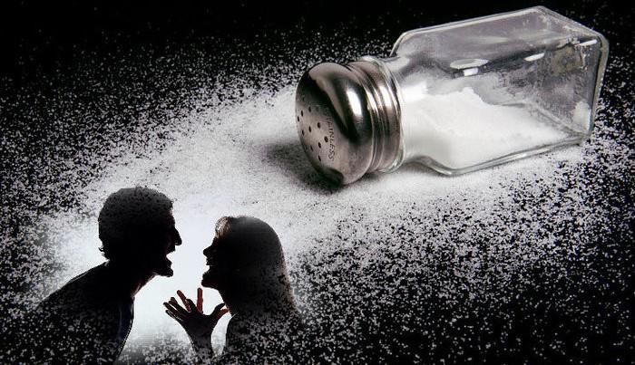 Если рассыпалась соль - к худу. посыпьте сверху сахаром, и потом соберите, чтобы в доме не было ругани.