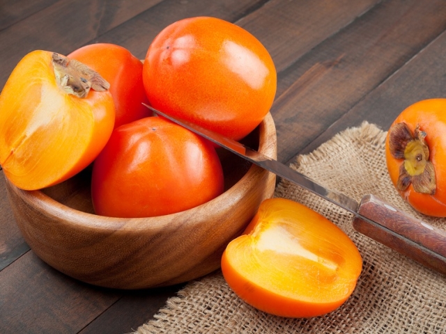 Navadni Persimmons in Korolek: Kako razlikovati, kaj je boljše? Kako izgleda persimmon, čokolada Korolek: fotografija. Kaj je bolj koristno, slajše, bolj pleteno, ima več kalorij: navadnih persimmonov ali Koroleka?