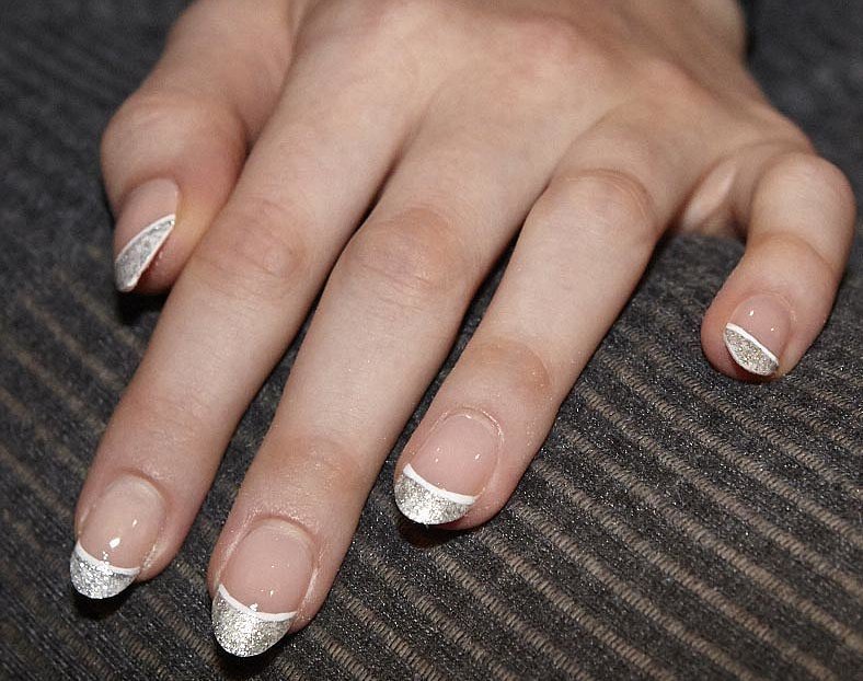 Manicura blanca con un predominio de plata