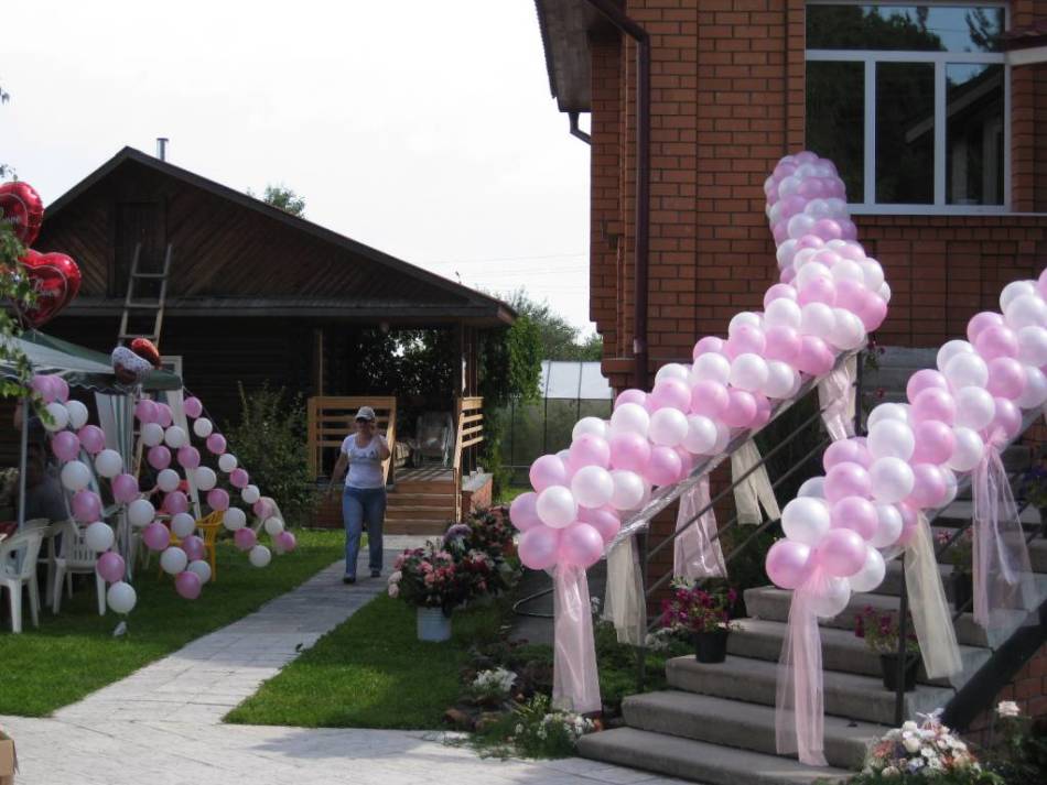 Decoración con globos en la barandilla, ejemplo 2