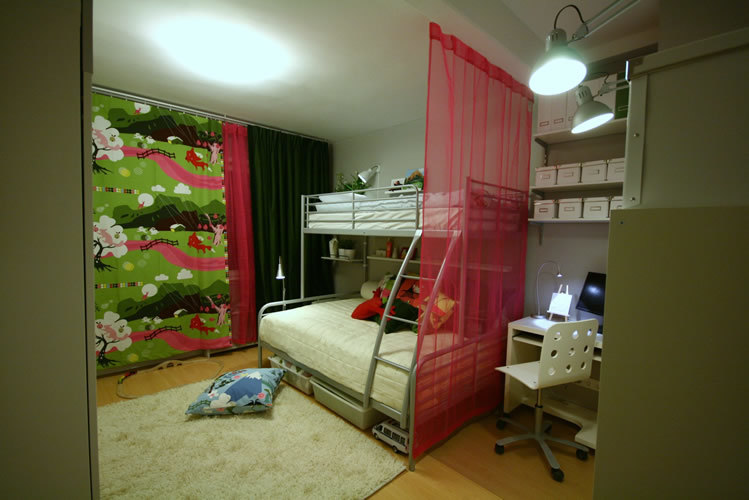 Zonasi kamar untuk dua gadis menggunakan tirai