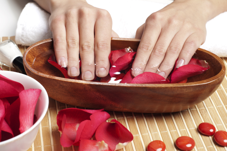 Baths are one of the ways to strengthen the cuticle.