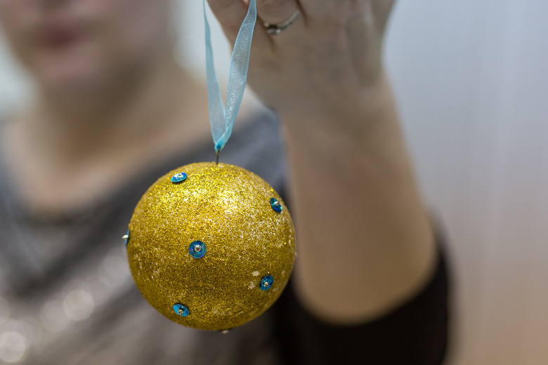 As a result, such a pretty foam ball on the Christmas tree can be obtained