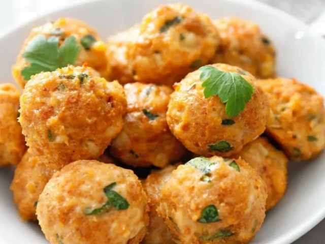 How to deliberately cook chicken balls frozen semi -finished products: recipes with sauce, without sauce, for soup