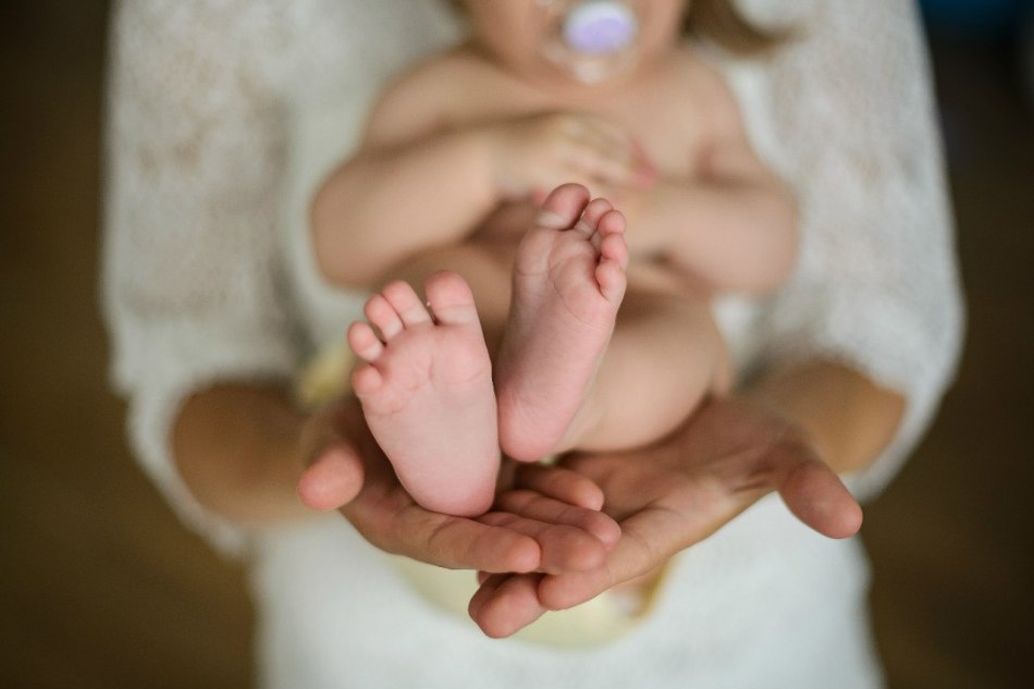 L'avantage de la maternité de substitution est l'occasion de donner du bonheur à un couple sans enfant
