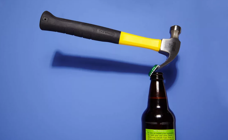 La bouteille peut être ouverte sans ouvrir avec des outils