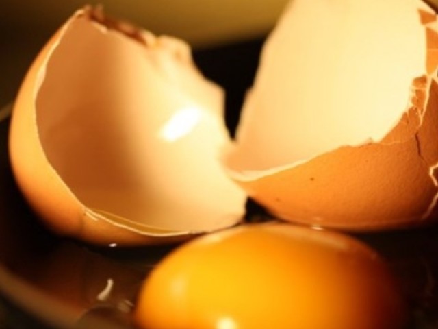 Приметы, связанные с яйцом. К чему разбилось сырое яйцо, не разбивается пасхальное яйцо, подбросили яйцо к порогу, приснилось разбитое яйцо?
