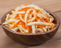 Kalmaras en coréen: une recette rapide, avec des carottes dans une sauce aigre-douce, avec des légumes, en sauce aiguë, avec des concombres, avec du chou de mer - les recettes les plus délicieuses pour cuisiner à la maison