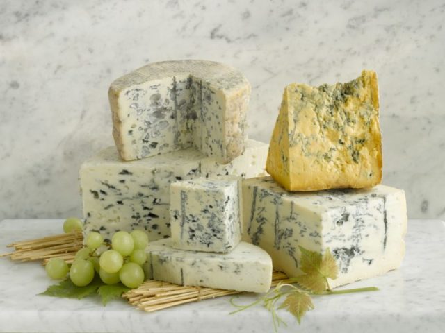 Ali je mogoče jesti sir s plesnijo - z belo, modro: koristi in možna škoda