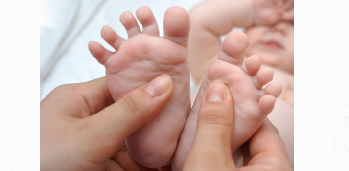 У ребенка шелушится кожа на ступнях ног: причины, что делать?