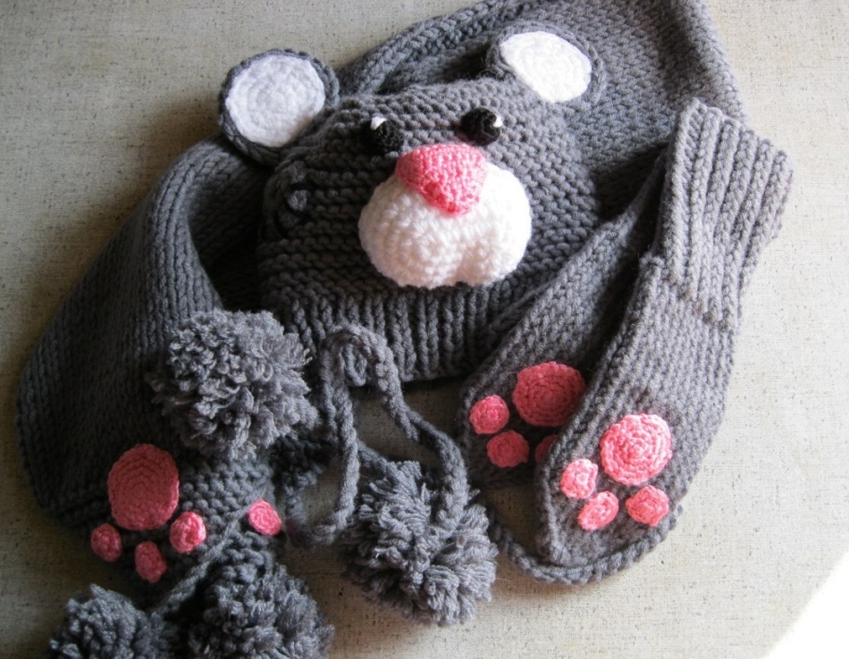 Вязаный спицами комплект для ребенка - шапка, шарф, варежки, пример 10