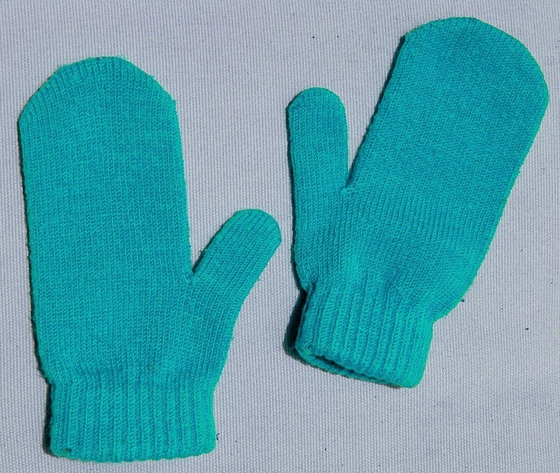 Simple unisex model of mittens with knitting needles