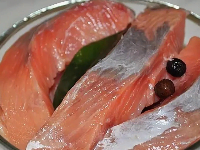 Este posibil să mănânci pește roșu întârziat, congelat: ce să faci, ce să gătești?