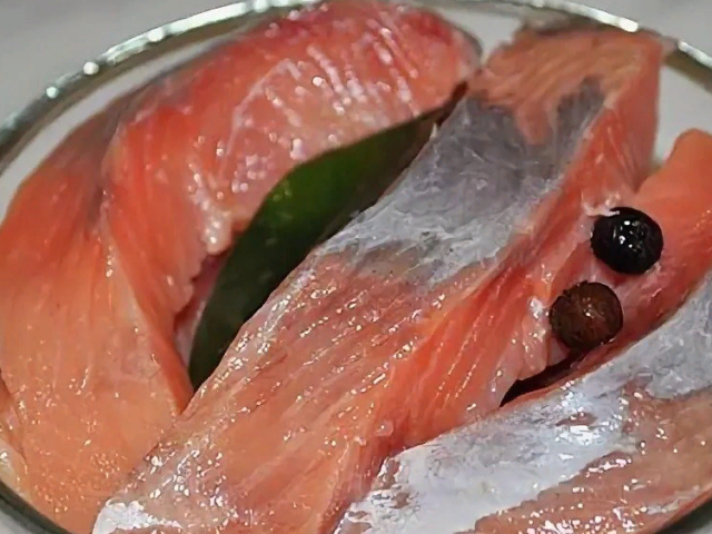 Est-il possible de manger du poisson surgelé rouge expiré: que faire, que cuisiner?