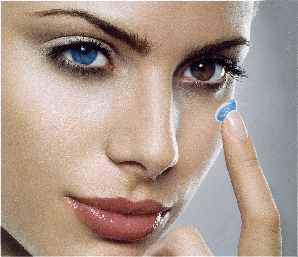 The effect of complete heterochromia will help to achieve color lenses