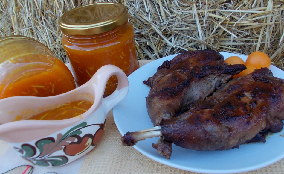 Češnjeva omaka v piali, banki in na jed do piščančjih nog