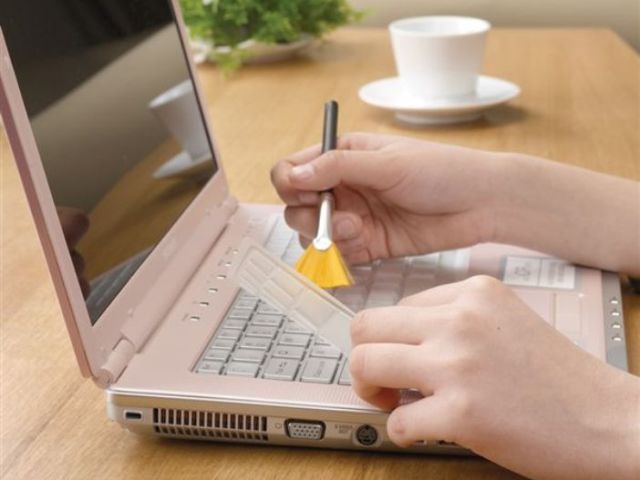 Как почистить клавиатуру ноутбука от пыли и грязи в домашних условиях? Как и чем почистить клавиатуру на ноутбуке от пролитой жидкости, пыли, мусора, грязи?