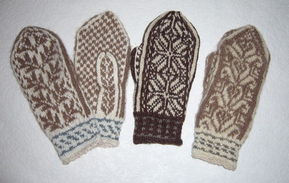 New Year mittens with knitting needles, photo 6