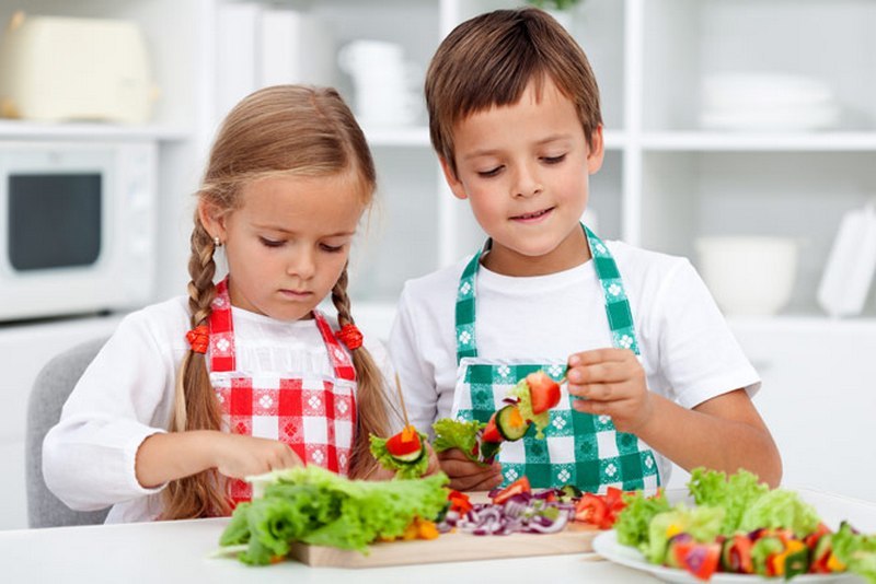 Кулинария - одно из любимых дел для малышек