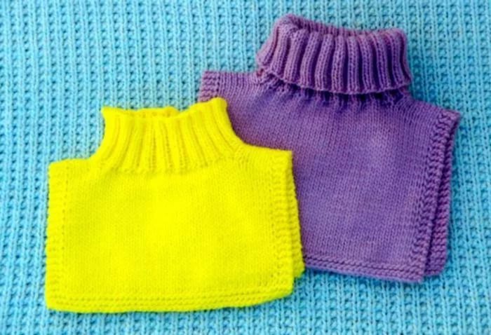 Chemise pour enfants simple avec des aiguilles à tricot pour un garçon pour les artisanat débutants