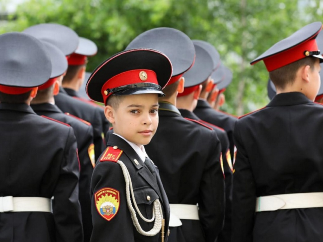 Quelle est la différence entre l'école Suvorov et le Corps des cadets: qui sont les Suvorovites, les cadets?