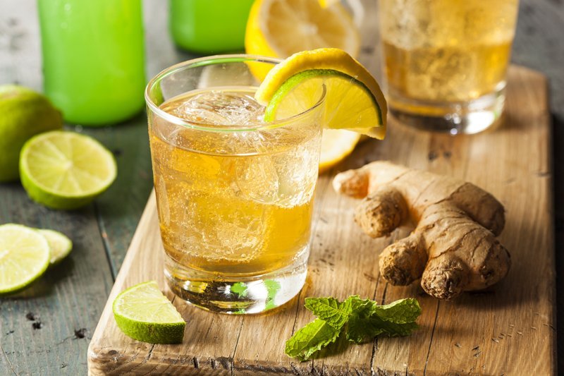 Ингредиенты для детокс коктейля - лимон и имбирь.