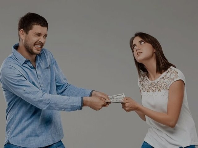 Мужчина предлагает девушке отдавать деньги ему. Нормально ли девушке отдавать деньги мужчине, помогать мужчине финансово?