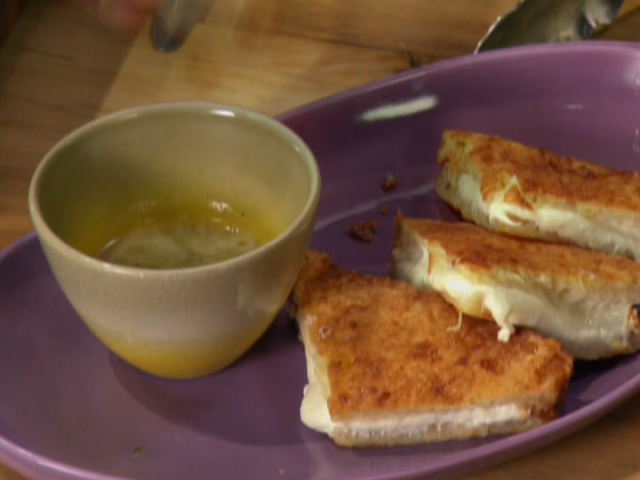 Итальянский сэндвич «Моцарелла в карете» на завтрак: 3 вкусных рецепта