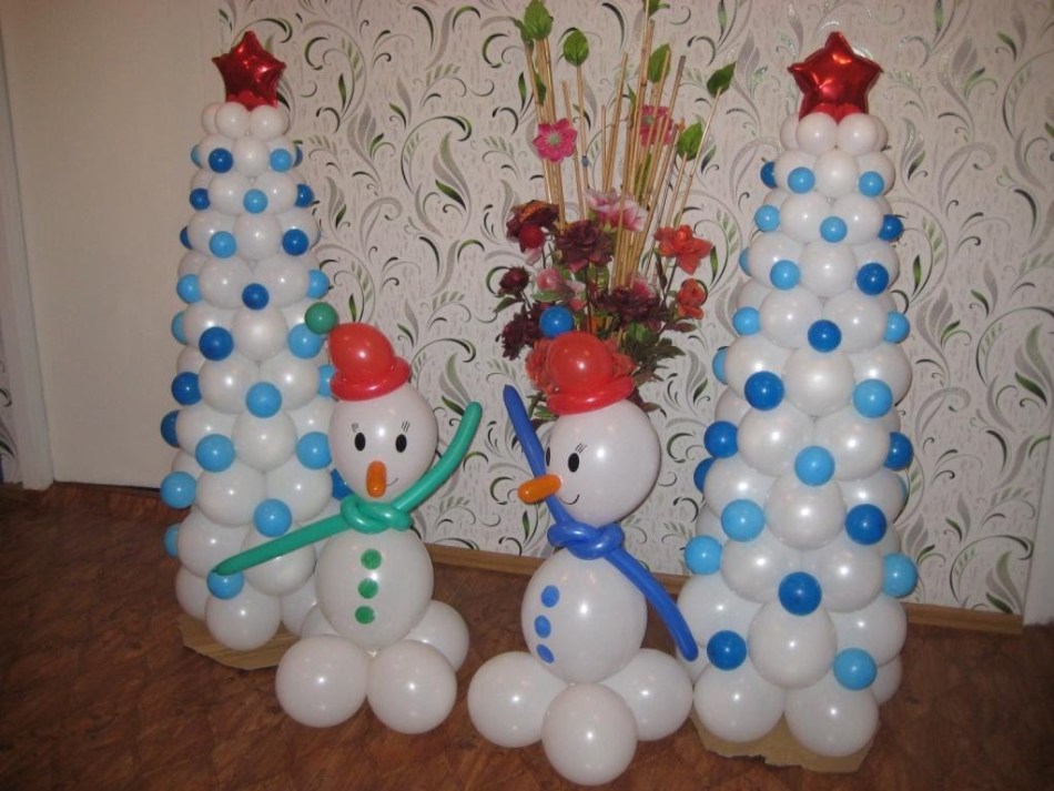 Božično drevo iz belih, modrih kroglic