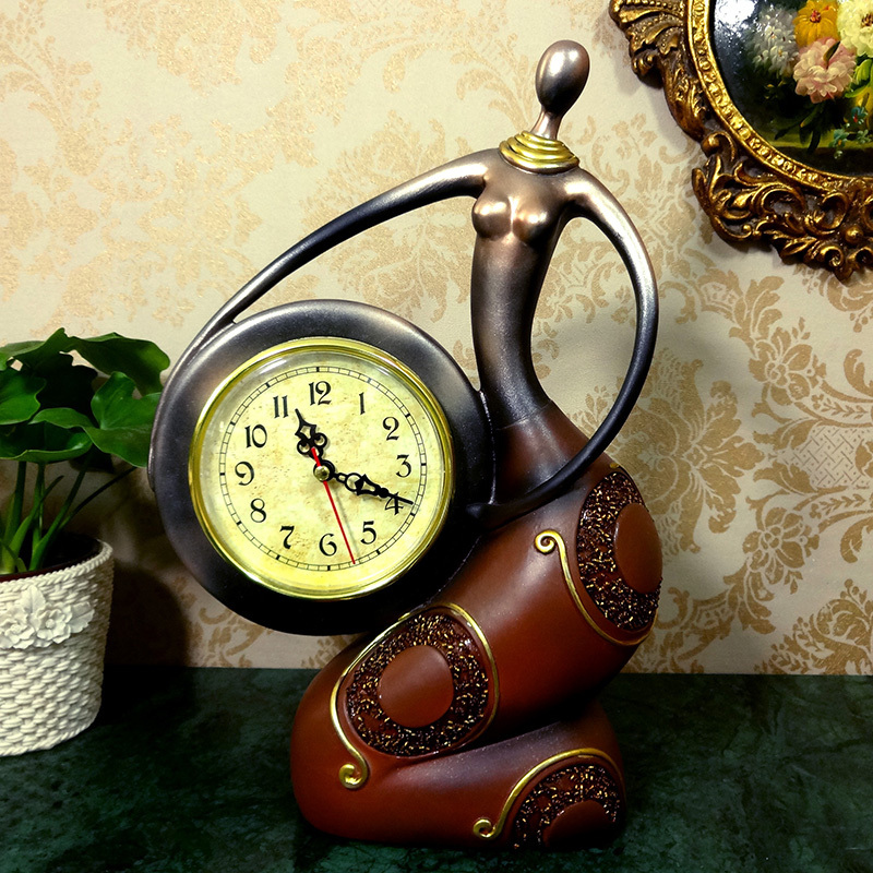 Интересная модель настольных часов в виде статуи девушки - оригинальный подарок для ценителя красоты