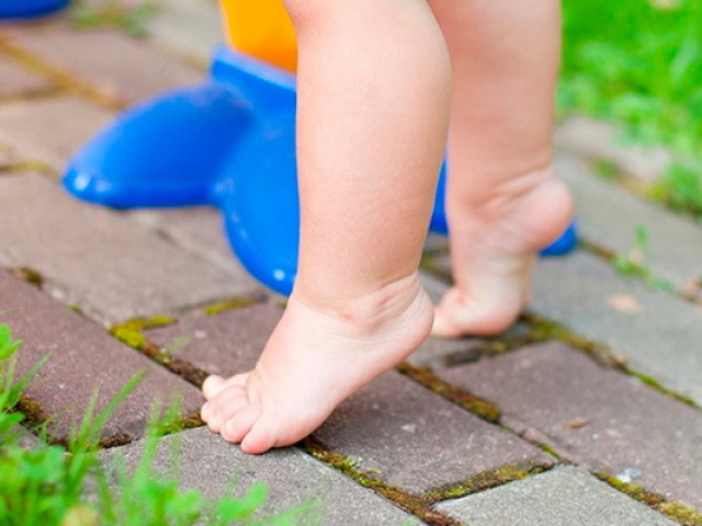 Zakaj otrok hodi po prstih pri 2 letih: razlogi. Zakaj je 2 -letni otrok sprehodov po nogavicah: Komarovsky
