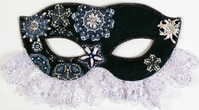 Decorate the mask of lace and rhinestones