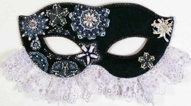 Décorez le masque de la dentelle et des strass