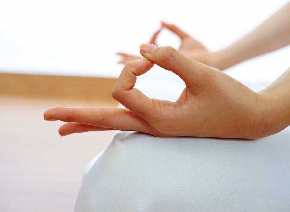 Mains heureuses pendant la méditation