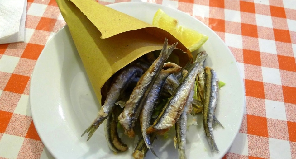 Hidangan khas dalam cetar adalah ikan teri goreng dengan lemon. Pantai Amalfitan Italia.