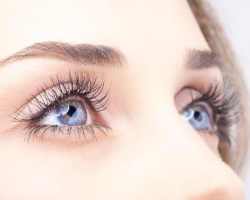 El cabello o las pestañas cayeron en el ojo - Por qué: un letrero en los días de la semana, la hora del día