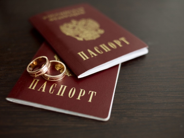 Αξίζει να αλλάξετε το επώνυμο στο γάμο: για και εναντίον. Είναι δυνατόν να πάρετε ένα διπλό επώνυμο όταν ο γάμος; Τι γίνεται αν δεν αλλάξετε το επώνυμο όταν ο γάμος: η γνώμη των ανδρών. Αντικατάσταση του επώνυμου στο διαβατήριο μετά το γάμο: Ημερομηνίες