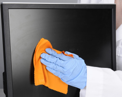 Kako odstraniti prah s TV zaslona, \u200b\u200bločitve z ljudskimi metodami in posebnimi sredstvi: varnostna pravila za čiščenje tekočih kristalnih zaslonov. Kako obrisati TV zaslon TV LCD: Pregled posebnih orodij