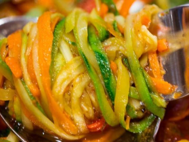 Harpses-Zucchini en coréen pour l'hiver: vous lècherez les recettes les plus délicieuses. Comment faire cuire les courgettes pour l'hiver en coréen mariné, avec des carottes, des concombres, des tomates, du poivre, des aubergines, des épicés, des frits, sans stérilisation, collation, salade, courgette Lecho: recette