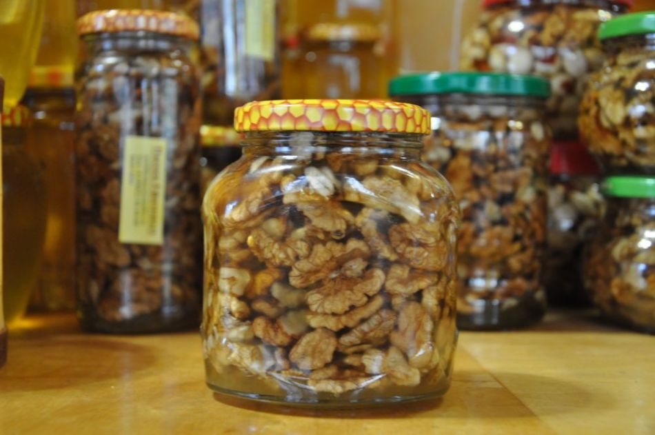 Les noix et le miel en médecine folklorique jouent un rôle important