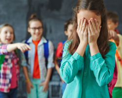 Bagaimana jika anak bertentangan dengan teman sekelas, apakah perlu melakukan intervensi? Haruskah saya memindahkan anak ke sekolah lain jika dia tersinggung?