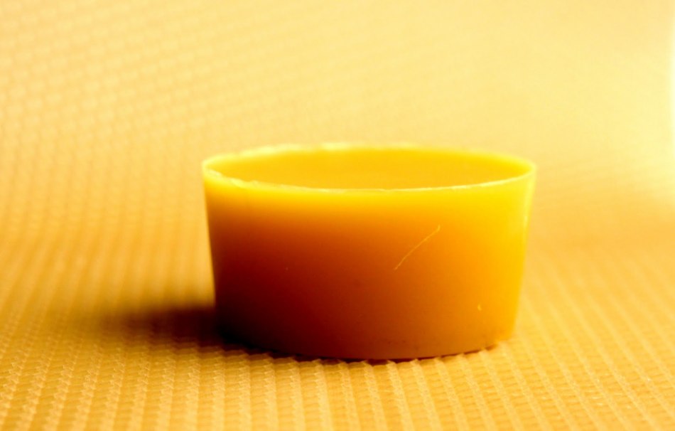 Bee wax has a moisturizing, antibacterial, regenerating, mitigating and wound healing effect