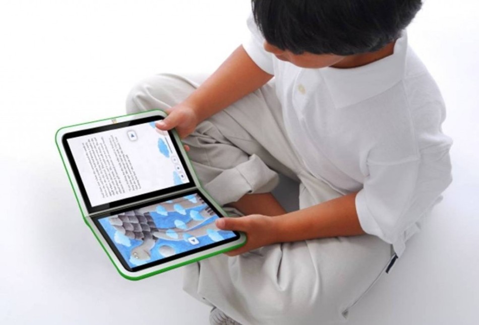 L'enfant lit un e -book