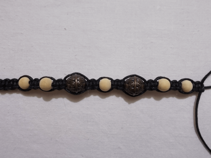 Чередование узлов и бусин в мужском браслете шамбала