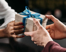 Képregény ajándékokat mutat be egy férfinak, nőnek: szkriptek születésnapra, évfordulóra, esküvők, újév