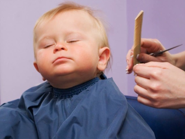 Когда стричь волосы ребенку первый раз? Можно или нельзя стричь ребенка до года налысо, наголо? Куда деть первые стриженные волосы ребенка? Можно ли стричь спящего ребенка?