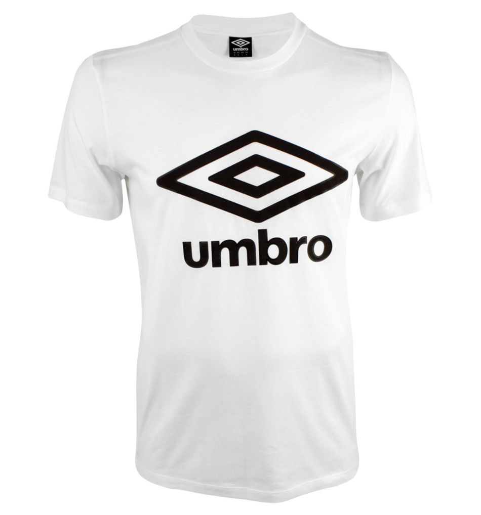Логотип umbro, изображенный на одежде