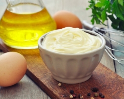 Que faire si la mayonnaise à domicile s'est avérée liquide: comment réparer quoi ajouter?